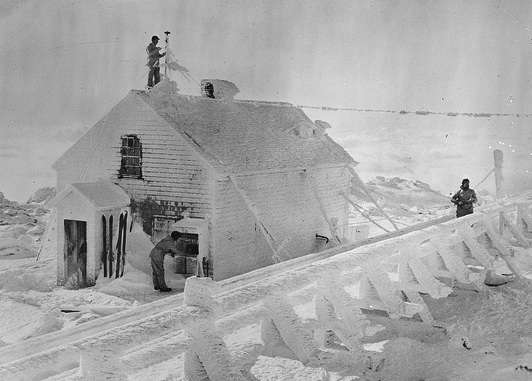 Mt. Washington Observatory, Jan. 1933. Photo courtesy Boston Public Library, Leslie Jones Collection.