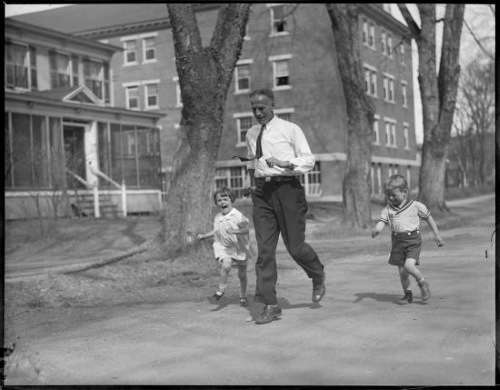 Clarence DeMar runs with his children in Keene. Photo courtesy Boston Public Library, Leslie Jones cCollection.
