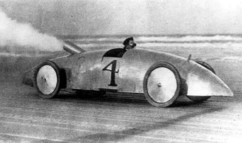 A Stanley Steamer racing in 1903.