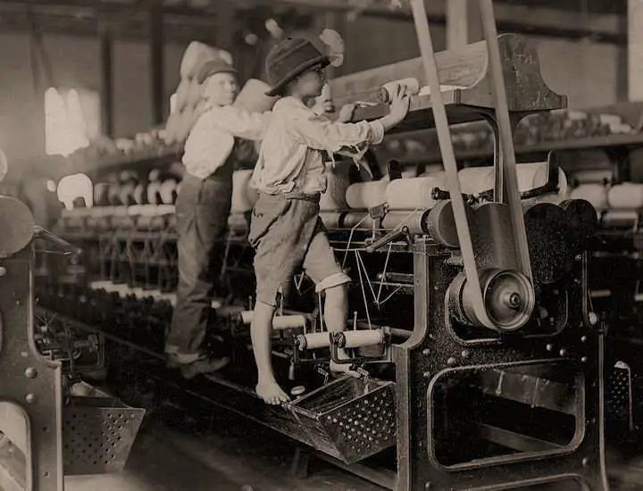 Doffers working in the Bibb Mill No. 1. Macon, Ga., in. January 1909. Photo by Lewis Hine, courtesy Library of Congress.