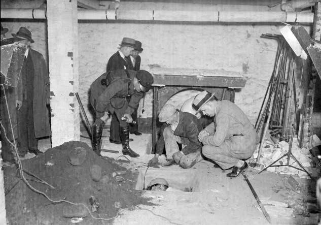 Police discover the secret vault. Photo courtesy Boston Public Library, Leslie Jones Collection. 